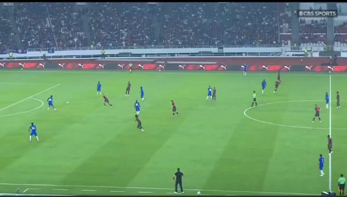 Rafael Leão tracking back with FULL INTENSITY.
