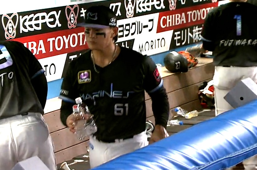 気配りの男 #山本大斗 散らかりがちな試合後のベンチ😅 残された品を片付け忘れ物がないかと周囲を確認✨ こうした人間性がチームメイトやファンに愛される理由😊 #chibalotte #ベースボールLIVE で配信中[初月無料]