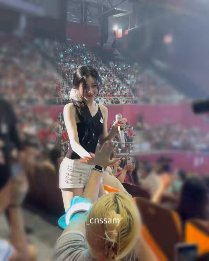 The moment where Chaeryeong hug her mom from behind is so heartwarming 🥹