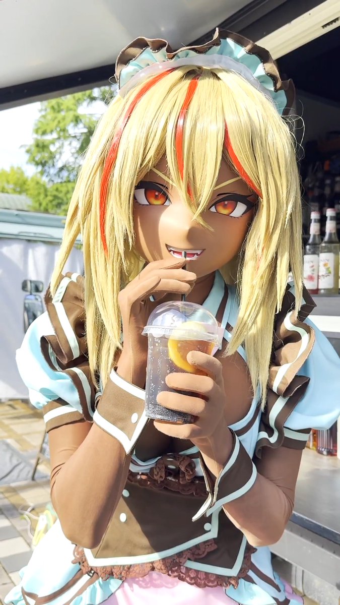 とても暑いのでキッチンカーで飲みもん🥤を買う褐色メイド😋 📹️:ちゃー #コスサミ2026