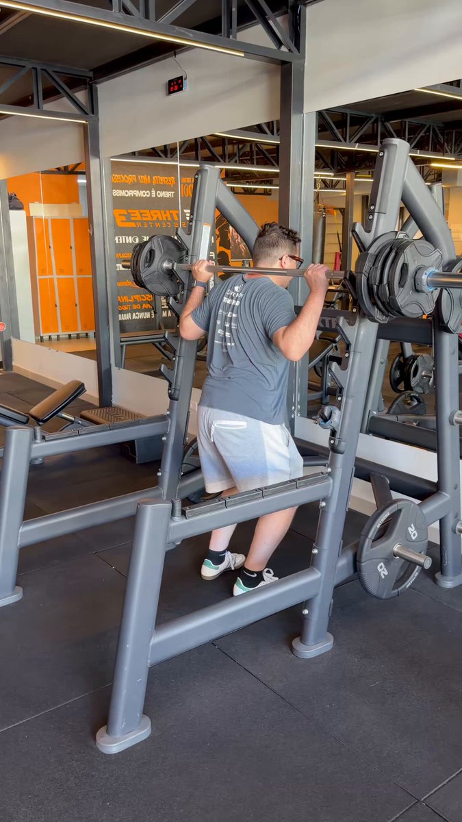 Jovem, NUNCA é tarde pra começar a fazer exercícios. Talvez para virar um atleta. Mas se exercitar e ter uma velhice minimamente decente, não é. Esse sou eu pegando 70kg no agachamento, tenho 39 e comecei faz 1 ano. Nunca me senti melhor na vida. Faça musculação.