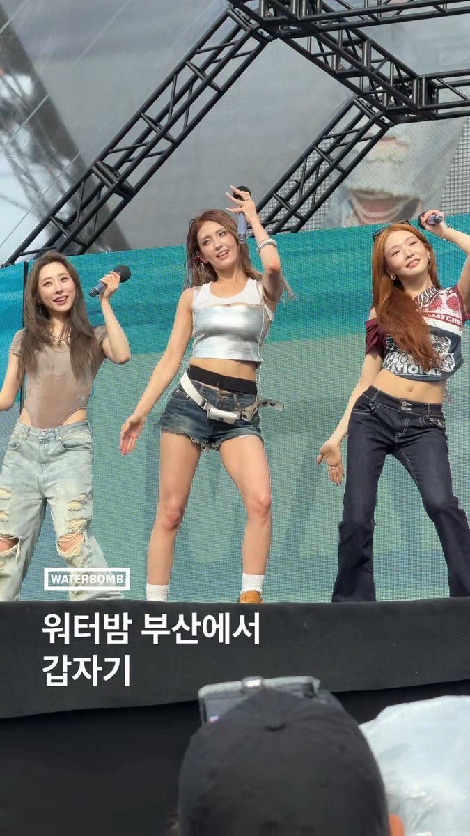 소미가 워터밤 부산을 위해 미리 기획한 것: 청하, 유연정, 소미의 합동 무대! IOI가 부릅니다. 자려고 누웠는데 갑~자기~😗 #WATERBOMB #워터밤부산2026 #전소미 #청하 #유연정