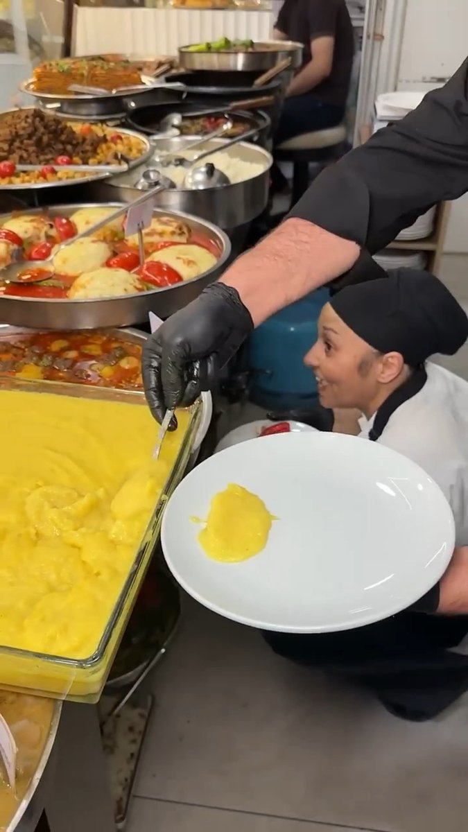 Tezgahın altına ve üstü açık bir şekilde yemek konulmaması gerektiğini bilmek için ilkokul bitirmek yeter aslında. 40 küsür yıllık işletme nasıl bilmiyor çözemedim. Site2 Lokantası Ankara. Yorum sizin..