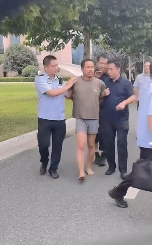 河南西平县重大刑案有一个令人唏嘘的后续 夏付钢最终是在漯河被发现并抓获。夏付钢逃亡期间来到小曹村一处梨园，向一位老头讨水喝。老头发现他后与其交谈，夏付钢甚至没有防备，把自己的情况告诉了老头。老头随后报警，警方赶到将其抓获。 举报人的身份和事迹在网上传播后，这位梨园老头及其家人遭到部分当地网友辱骂，认为他“出卖了人”，甚至连“漯河”这个地名都被牵连，评论区出现大量情绪化攻击。 5万元悬赏没能让所有人改变立场，举报嫌疑人的梨园老头，成了被攻击的对象。 人是抓到了，可老百姓心里的那道坎，也越来越大了！ 到底是什么让老百姓开始同情逃亡者，甚至维护，并且把举报者当成“坏人”？