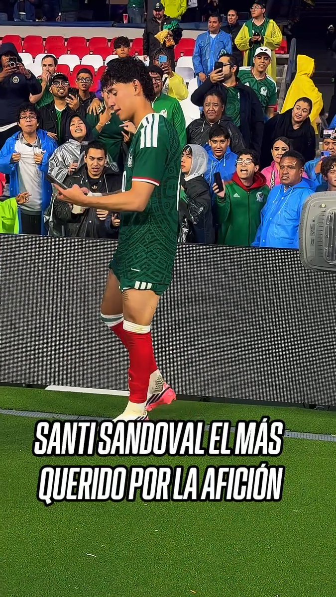 ¡Todos quieren a Santi Sandoval! 🇲🇽 ❤️ La afición mexicana demostró todo su apoyo al jugador de Chivas en el partido donde el TRI consiguió el pase a los Juegos Olímpicos 2028