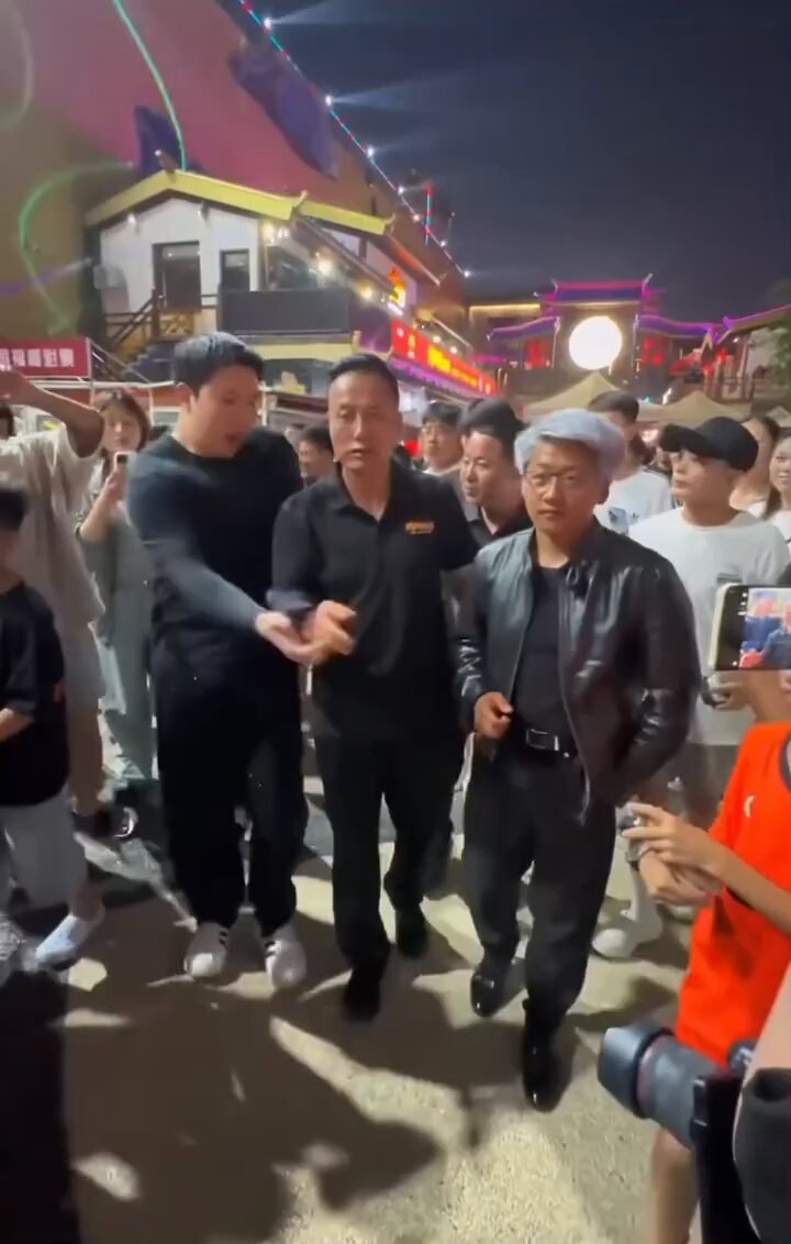倒反天罡！最近新出的国产版马斯克黄仁勋已经开始营业了 据说一场商业活动中介报价分别是3万、1万，不含差旅