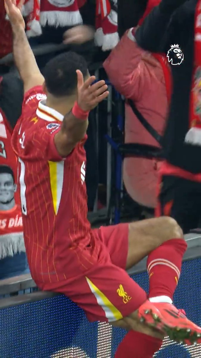 Premier Lig Arabic resmi hesabının Salah paylaşımı 👑🇪🇬