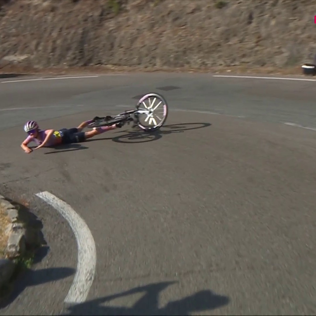 Chute à l'avant de la course pour Maeva Squiban 🇫🇷 ! Terrible pour la Française qui était en tête... #TDFF2026