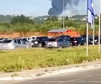 "Панцырь-С1" в Ярославле накрывает огнем автомобили на парковке в попытке сбить украинские дроны. А это точно самое лучшее ПВО в мире?