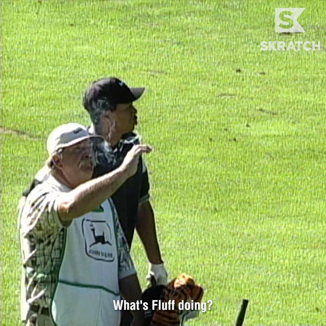 That time Tiger Woods’ caddie Fluff used his cigarette to check the wind 😂