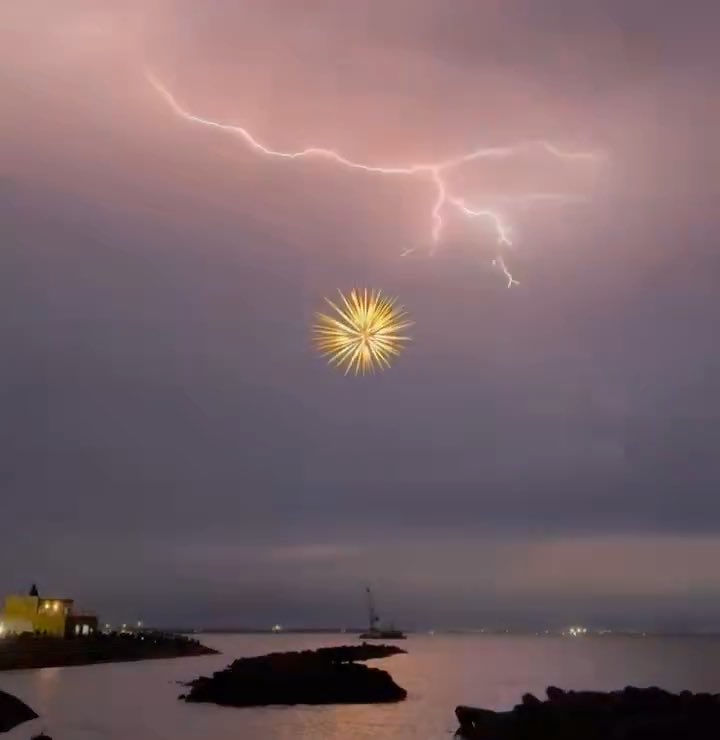 SPECTACULAR SKY over JAPAN as LIGHTNING and FIREWORKS COLLIDE at Uozu Festival