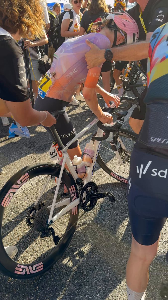 A cruel day for Maëva Squiban, who crashed while in the breakaway but still managed to finish the stage through the pain. 🤕 Journée cruelle pour Maëva Squiban qui a chuté durant son échappée et qui a tout de même terminé l’étape dans la douleur ! 💪 #TDFF2026 #WatchTheFemmes