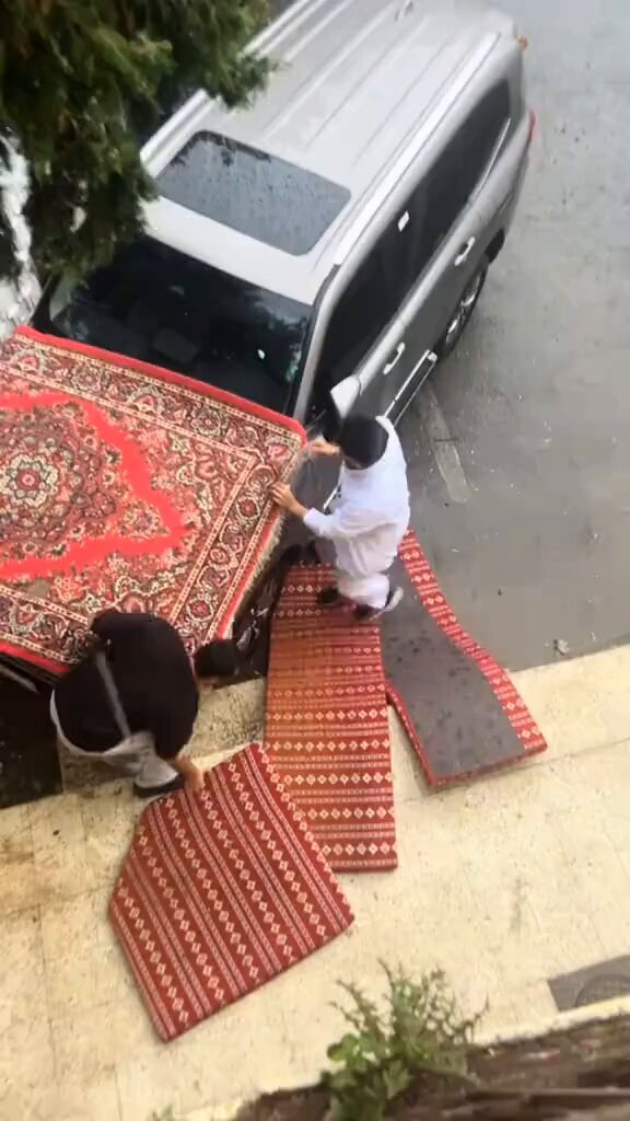 في أبها.. من قوة الأمطار وتساقط البرد، الأهالي اضطروا لتغطية سياراتهم لحمايتها من الأضرار !