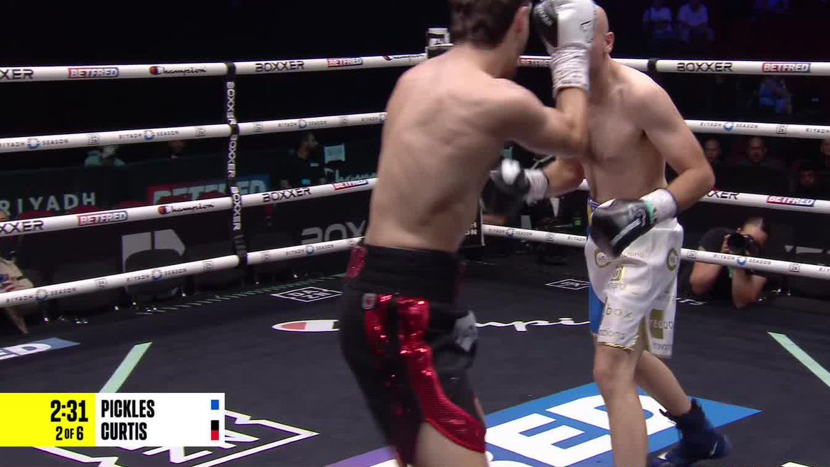 Curtis goes down in the round 2! 👀 #WilliamsonSimpson2 | Live NOW on DAZN▪️
