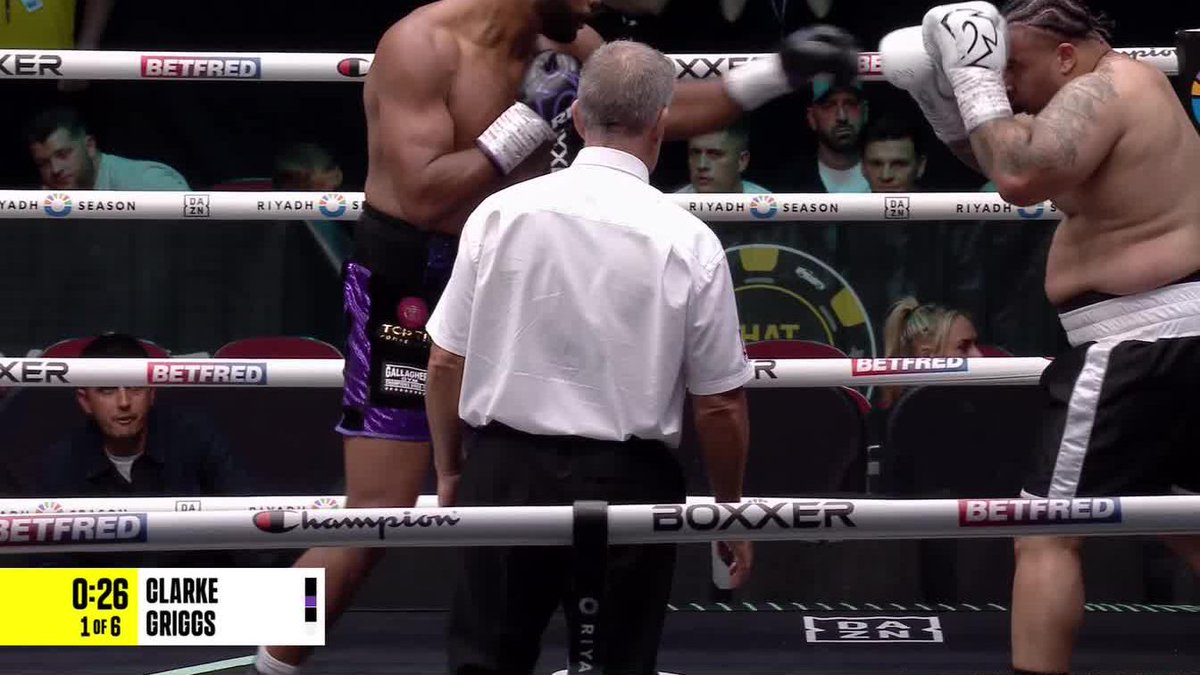 Huge bodyshot earns Frazer Clarke the knockdown! 💥 #WilliamsonSimpson2 | Live NOW on DAZN ▪️