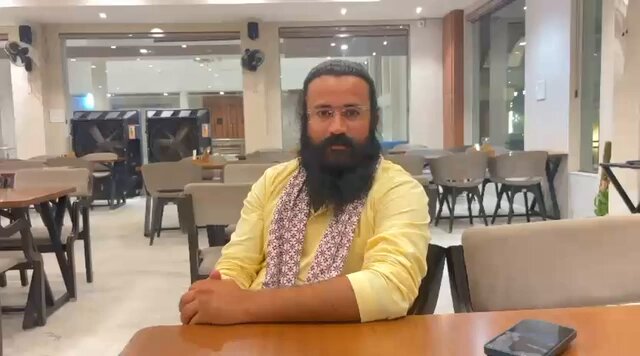 *साथियों नमस्कार, साथियों, लगातार शाहपुरा विकास की तरफ अग्रसर है। लगातार मेरा प्रयास जारी है कि शाहपुरा में कई महत्वपूर्ण विकास कार्य हों। लेकिन एक चीज आपने देखी होगी कि जब मैं कोई पहल करता हूँ, या जब भी मैं सौगात के आदेश डालता हूँ, या फिर जब मैं लोगों को सूचना देता हूँ कि आज हमें ये सौगात मिली है, तो उसको कुछ देर बाद कुछ लोग कॉपी-पेस्ट करते हैं। विशेषकर जो प्रतिपक्ष के लोग हैं। जबकि इन फाइलों के पीछे मैं लगातार खुद भागता हूँ। *वामन देव मंदिर के लिए 1 करोड़ 41 लाख रुपये की बजट की फाइल चली।* उसके लिए लगातार मैं प्रयास कर रहा हूँ। आने वाले कुछ दिनों में उसकी स्वीकृति मिलेगी। *वहीं बस स्टैंड के लिए 1.5 करोड़ की, और आज 9 नगरपालिकाओं के लिए नगरपालिका भवन के लिए बजट आया है।* जब मैं अधिकारी से मिलकर आया था तो मुझे यह कहा गया था कि लगभग 1 करोड़ 55 लाख रुपये आपको मिलेंगे। लेकिन आज आदेश जारी हुआ। आदेश जारी हुआ तो मेरे सोशल मीडिया साथी को मैंने कहा 1 करोड़ 55 लाख मिलेंगे। लेकिन जब मैंने अभी दोबारा भी पता किया तो 1 करोड़ 74 लाख रुपये नगरपालिका के हिसाब से हमें मिल रहे हैं। कुछ लोग समय पर नहीं डाल पाए अब माहौल बना रहे कॉपी पेस्ट करके l इनको पता है कि हर फाइल के पीछे मैं भागता हूँ। और शाहपुरा के विकाश के लिए, खुद मेहनत करता हूँ। कुछ लोगों को A-B-C-D का पता नहीं कि फाइल कहाँ जा रही है, कैसे बजट की स्वीकृतियां आ रही है। मैं मेहनत कर रहा हूँ इसलिए मेरे पास सबसे पहले आदेश भी आता है, सबसे पहले मैं पोस्ट भी डालता हूँ। क्योंकि मैं लगातार मंत्री, अधिकारीयो के संपर्क में रहता हूँ, मेहनत करता हूँ। इनको पता ही नहीं था कि कब क्या होने वाला है। जब मैं पोस्ट कर देता हूँ उसके कई मिनट या कई घंटों बाद वो पोस्ट करते हैं कि साहब हमने भी ये करवा दिया। मैं जनता से निवेदन करना चाहूंगा, चाहे वो सड़कों का हो चाहे विकास के अन्य कार्य... इनका केवल काम बचा है कॉपी-पेस्ट। जबकि इनको पता होता तो और चीजों के लिए भी बता सकते हैं। *आने वाले समय में कई और आदेश जारी होंगे।* अभी खेल मैदानों के लिए,केंद्र सरकार के साईं सें खेजरोली खेल मैदान और मनोहरपुर होद की पाल खेल मैदान के विकाश के लिए एस्टीमेट बना के भेजा है और वहाँ से टीम आके यहाँ एस्टीमेट बना के भी ले के गई है, निरीक्षण भी करके गई है। उस बजट के लिए मैं लगातार मेहनत कर रहा हूँ। कई महत्वपूर्ण और विकास कार्यों के लिए बजट विधानसभा क्षेत्र को मिलेंगे। ये केवल उन कॉपी-पेस्ट वालों के लिए वीडियो नहीं है। ये केवल शाहपुरा की देवतुल्य जनता के लिए है, कि लगातार कौन काम कर रहा है। मुझे पता है कि मैं कितनी भाग-दौड़ करता हूँ, हर फाइल के पीछे जाता हूँ और पास करवाके लाता हूँ। लेकिन उसके बाद ये कॉपी-पेस्ट करते हैं। *उन लोगों का जवाब आपको देना है, कॉपी-पेस्ट वालों को।* क्योंकि शाहपुरा विकास की तरफ जा रहा है। आपका बेटा, आपके लिए जो-जो वादा किया था - *365 दिन काम करूंगा। भागूंगा, दौड़ूंगा, रुकूंगा नहीं ना झुकूंगा* और शाहपुरा को विकास की तरफ आगे ले के जाऊंगा। जिसका प्रमाण आप देख सकते हो, लगातार शाहपुरा में विकास कार्य मिलते जा रहे हैं। *धन्यवाद।*