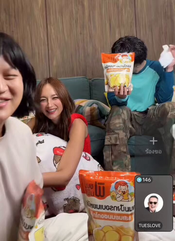 ป้าตือ: พี่บีควรจะอยู่สวยๆ แต่พอมาอยู่กับเอม เหมือนอยู่กับพลอยหอวัง พี่บี: โอ้ย พลอยหอวังนี่ชอบเลย " ฉันเป็นคู่จิ้นกับพี่สาวเขาอยู่" 👀 ขอบคุณป้าค่ะที่ทำให้บีพูดออกมาไม่เคยลืมคริสหอวัง 👉🏻👈🏻 #TakeHormones #TakeHormonesThailand #บีคริส
