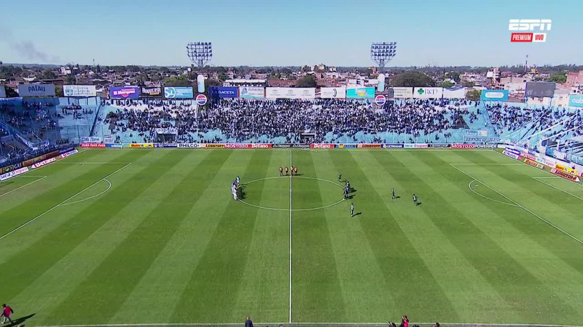 También en Atlético Tucumán-Sarmiento, con brazalete negro incluido.