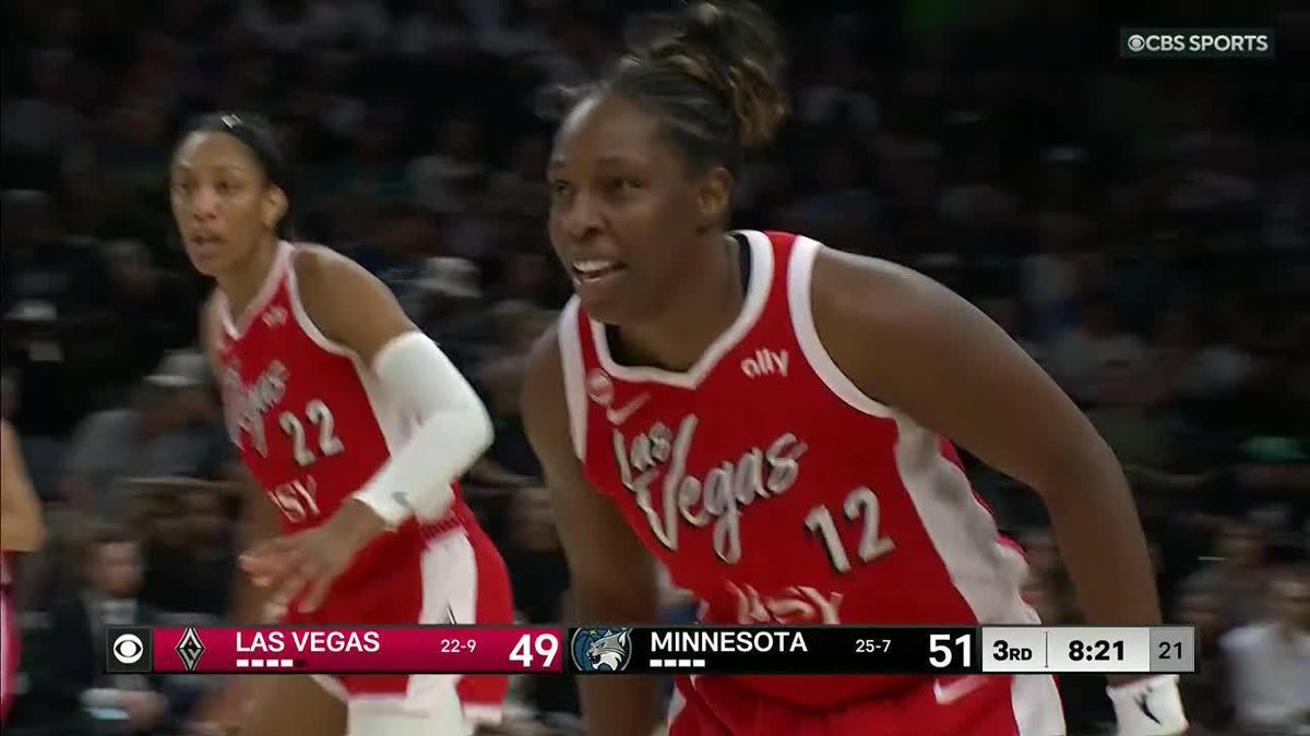 What a pass by Chelsea Gray to NaLyssa Smith for the bucket