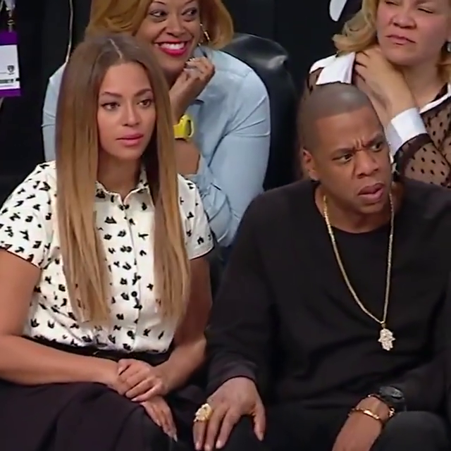 This fadeaway from LeBron James was FILTHY Jay-Z and Beyoncé's reaction says it all. 🤣 (via ESPN)