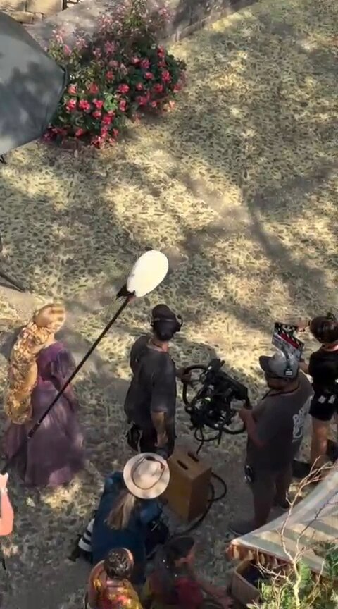 Vazou de novo!🗣️☀️💜 Fãs que estão no set de filmagens do tão aguardado filme Live Action de Enrolados seguem postando imagens inéditas dos bastidores. Nessa em específico podemos ver mais detalhes do cabelo e a tão polêmica saia amarela! A ansiedade pra esse filme só cresce.🥹