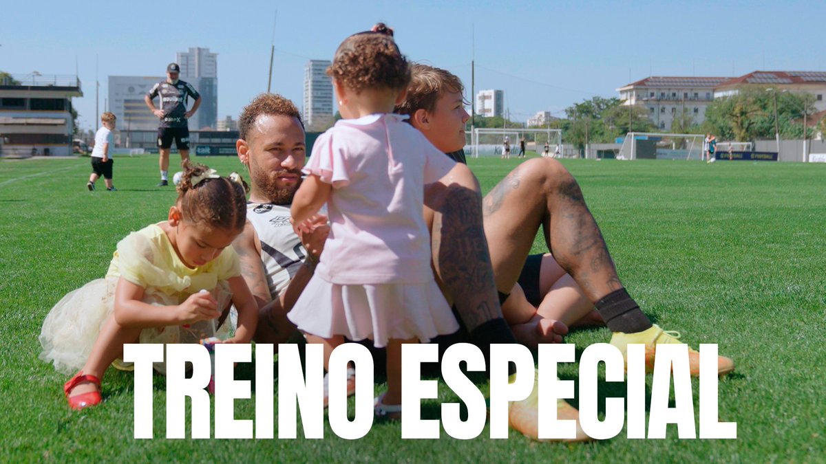 No treino deste sábado, contamos com uma ação especial de Dia dos Pais, promovida pelo departamento de Player Care do Santos FC. Os atletas do Peixão receberam seus familiares após o treino e tiveram um apoio muito importante antes da partida de amanhã! 🤍