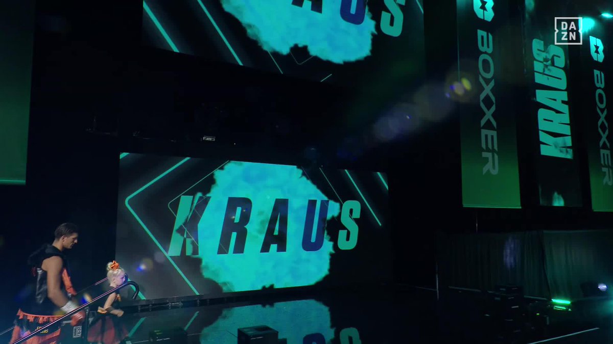 Gradus Kraus makes his ring walk with his daughter 🥹 #WilliamsonSimpson2 | Live NOW on DAZN ▪️