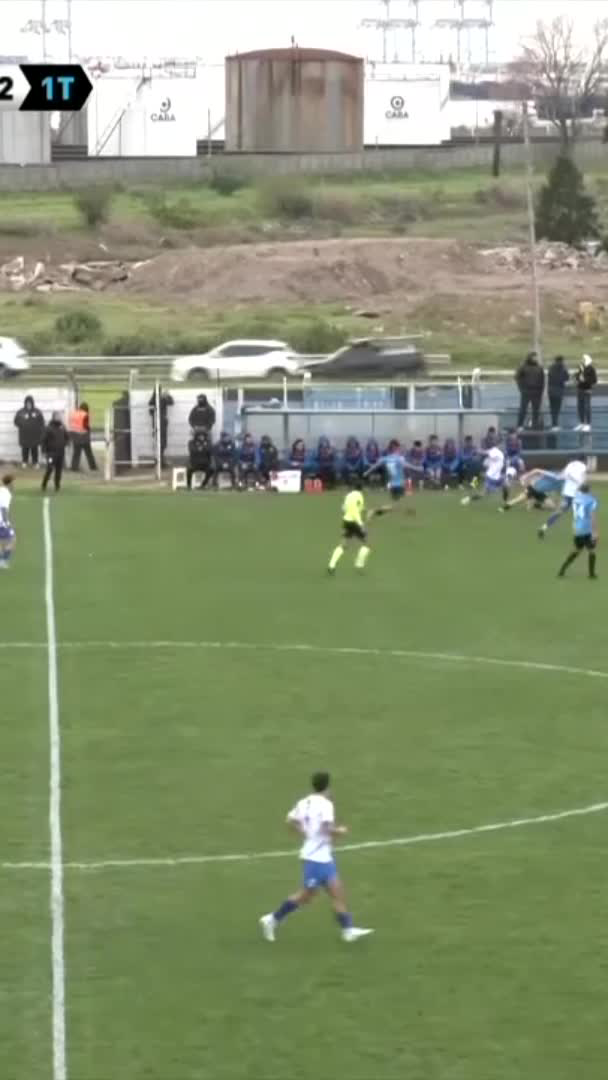 😱 ATENCIÓN A LOS AUTOS 🇺🇾 Durante el partido entre Uruguay Montevideo y Paysandú por la Segunda División de Uruguay, un jugador despejó y la pelota salió del estadio 🤕 Algunos conductores frenaron, por lo que se terminó provocando UN ACCIDENTE 📺 #DisneyPlus Plan Premium