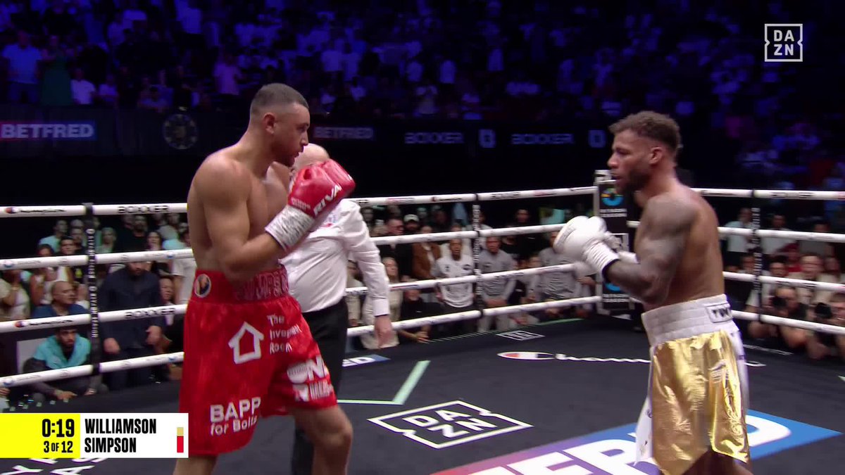 SIMPSON IS PUTTING THE PRESSURE! 😈 #WilliamsonSimpson2 | Live NOW on DAZN ▪️