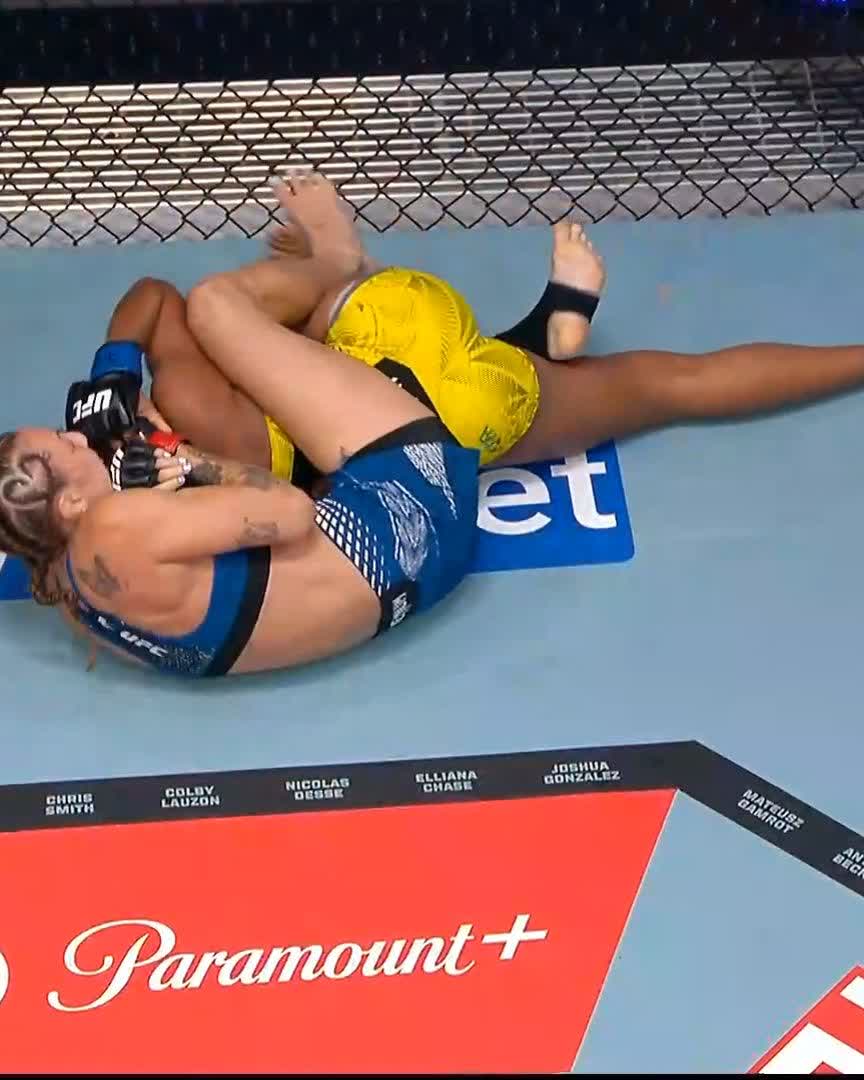 GOT THAT ROUND 2 SUB 😤 Juliana Miller gets the big win at #UFCVegas120!!