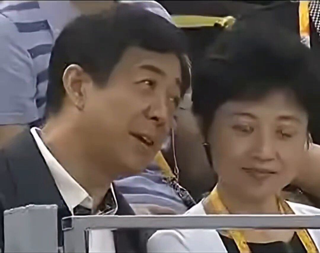 08年奥运会时还在赛场秀恩爱的薄熙来和谷开来，没想到四年后就双双落马。一个因受贿、贪污和滥用职权被判无期，另一个因故意杀人罪入狱，昔日风光无限，如今都成了阶下囚。