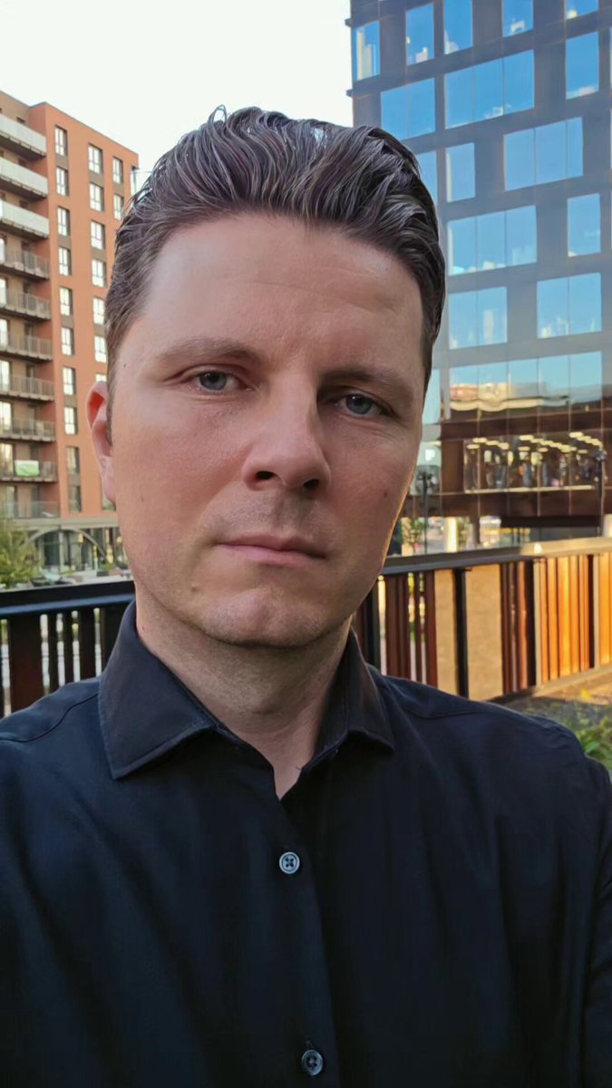 Prezydent Karol Nawrocki w swej rocznicowej mowie przekroczył Rubikon. Powiedział, że mordowanie Moskali, choć wiadomo, że chodzi o Rosjan, leży w interesie Polski i Ukraina ma w tej sprawie nasze pełne poparcie. Tym samym potwierdził w dużym stopniu moje prognozy, że jesteśmy przygotowywani do wojny z Rosją, a wypowiedzi takie jak ta mają utwierdzić w nas przekonanie, że nasi wschodni sąsiedzi, to nie ludzie, lecz sowiecka swołocz do likwidacji. Myślę, że maski opadły i tym bardziej powinniśmy się szybko organizować pod szyldem Reduta by nie dopuścić, aby Prawo i Sprawiedliwość wrócił do władzy!
