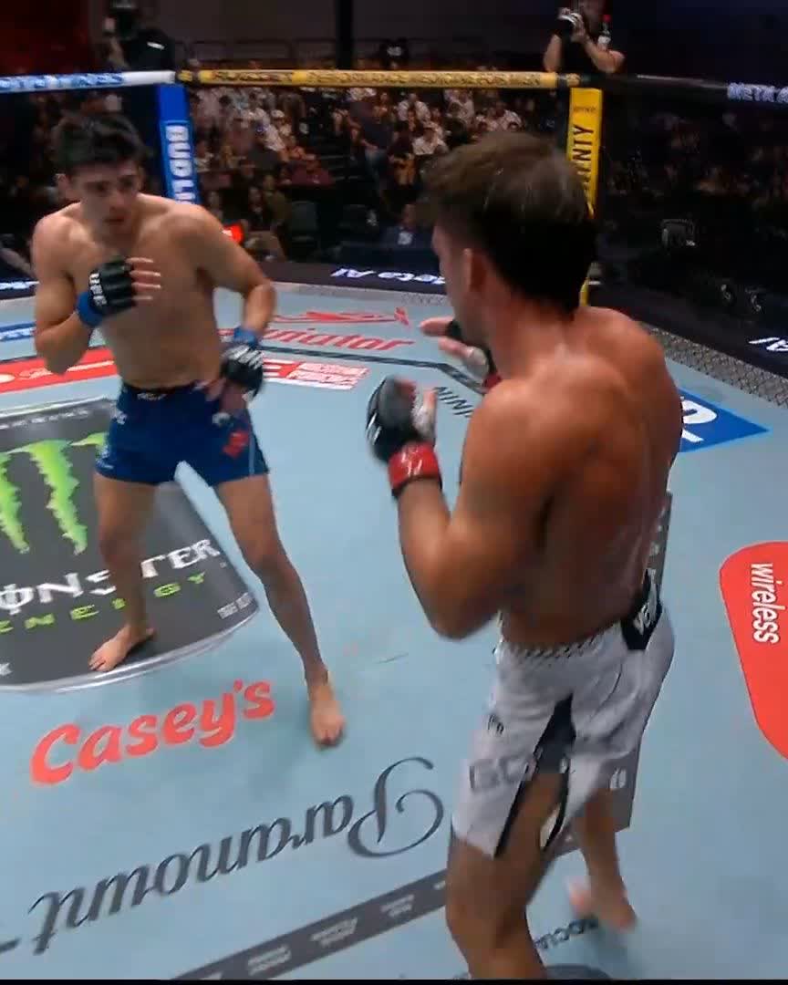 Ty Miller was FLAWLESS tonight 😤 He gets the TKO at the beginning of the third round! #UFCVegas120