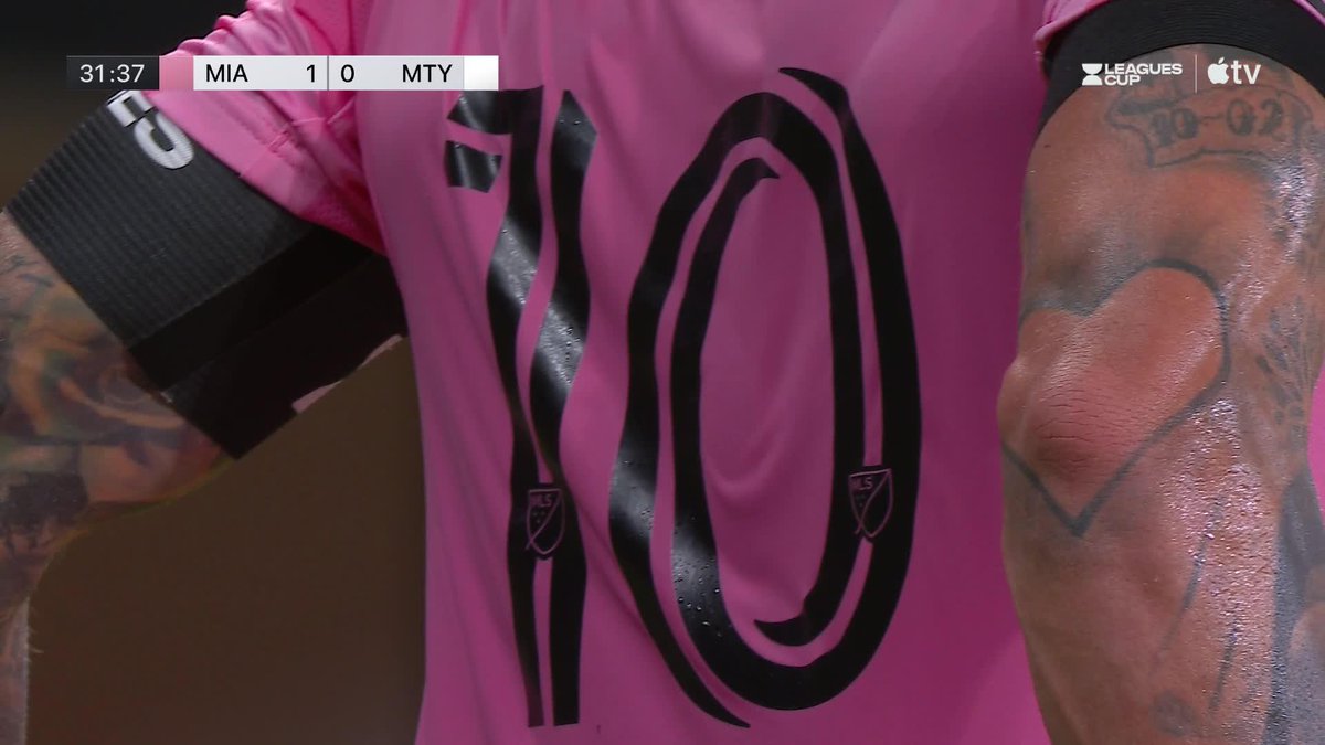 Rodrigo De Paul strikes from distance for the opener and honors his friend Leo Messi and his family ❤️