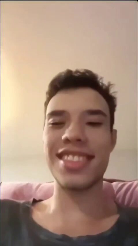 Ela não imaginava que ele estava em call no discord com os amigos. 🩵 Veja mais videos como esse aqui: