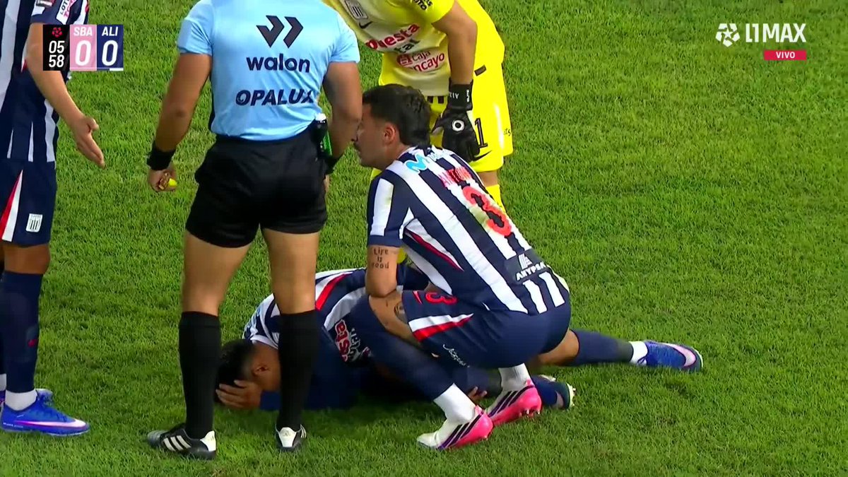 ⚠️ El tobillo de Marco Huamán está más que hinchado tras el pisotón de Nequecaur de Sport boys. La sacó barata el argentino con esa tarjeta que pudo ser colorada. #Liga1