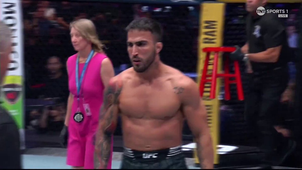 Yadier del Valle lands a MASSIVE left hand to finish Darren Elkins! 👊 #UFCVegas120 | Stream TNT Sports on HBO Max