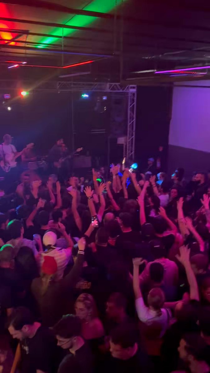 Nesse exato momento, Renan Santos, o terceiro colocado na disputa a presidência da república, está fazendo um show de sua banda autoral para mais de 500 pessoas em Curitiba. Absolutamente insano.