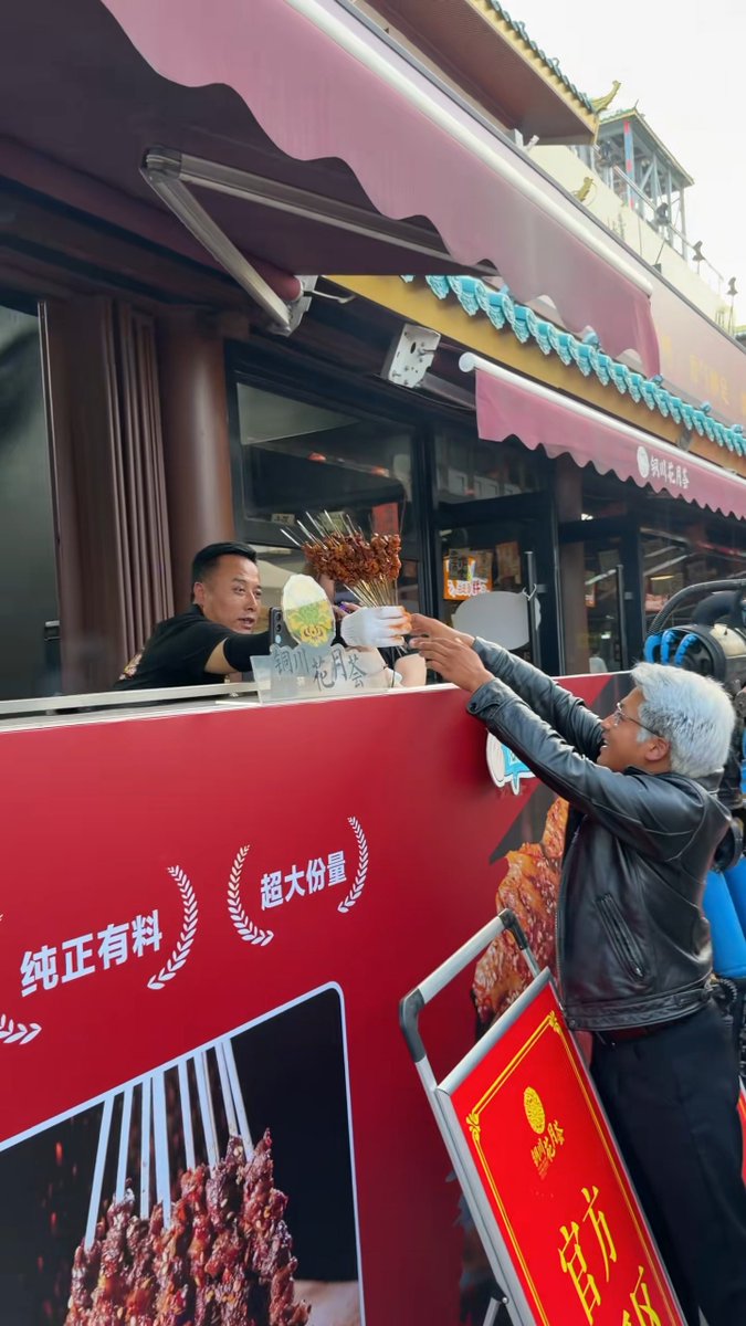 笑不活了，谁能想到在地球的另一端，“黄仁勋”在帮“马斯克”卖烤肉🫪