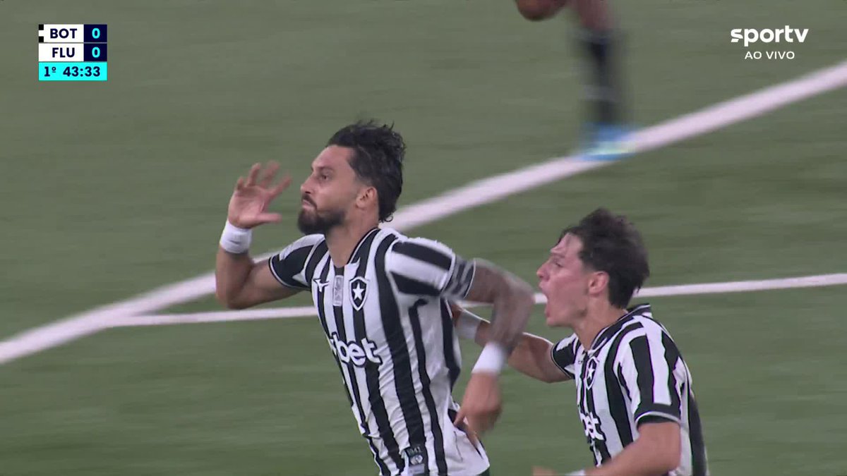 Tem que jogar a luva para pegar! Se liga no gol que Alex Telles marcou para o Botafogo.