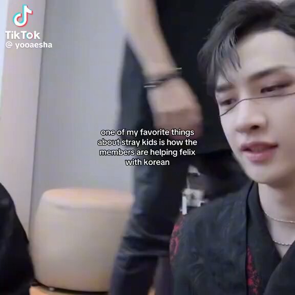 Off: existem pessoas cruéis, mas o que me conforta é que pelo menos o Felix sempre esteve cercado de pessoas boas como os membros do Skz, e a forma como eles sempre ajudaram ele com o coreano, foram compreensíveis, e ensinavam ele tbm sempre sendo doces com ele :(