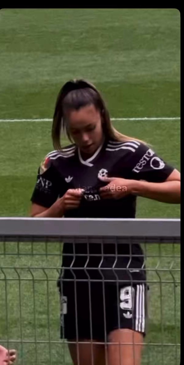 Su amor por el Club América Femenil ❤️ 📸: 𝗌𝖺𝗎𝗅𝖺𝗇𝖽𝗋𝖺𝖽𝖾𝖺/𝙄𝙂