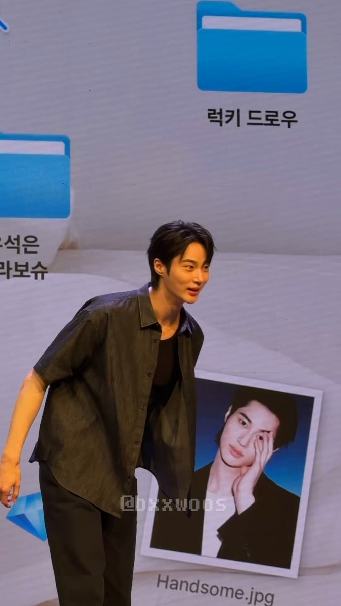 0809 #변우석 포토타임하고 끝인데 시간 쪼금 남아서 팬들 앉아잇는쪽 한바퀴 돌아줫어 ㅠ ㅠ ....