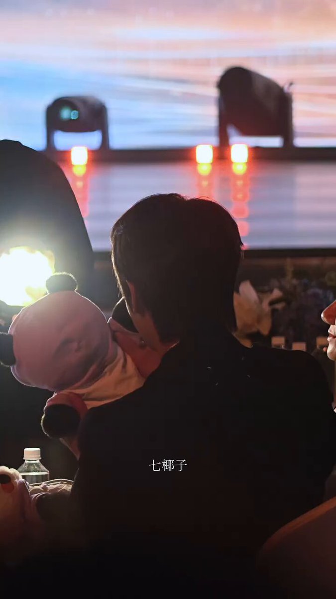 시상식에서도 인형놀이를 하는 아이는 내가 알기로는 준이뿐임..