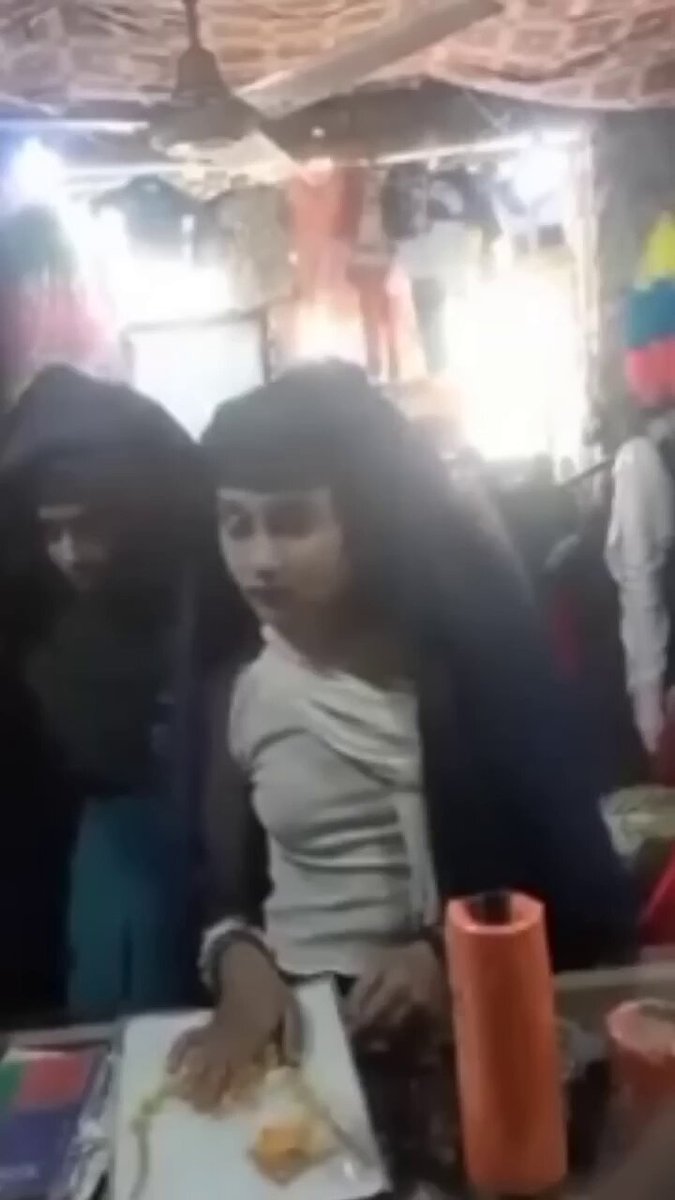 اس معصوم افغان لڑکی کو فتنہ رجیم کا قاری شہریار جو غزنی کے السوال قاری نور فتح کا بیٹا ہے نے پہلے دوستوں کے ساتھ مل کر زیادتی کا نشانہ بنایا پھر بڑی بے رحمی سے مار ڈالا۔💔🥹