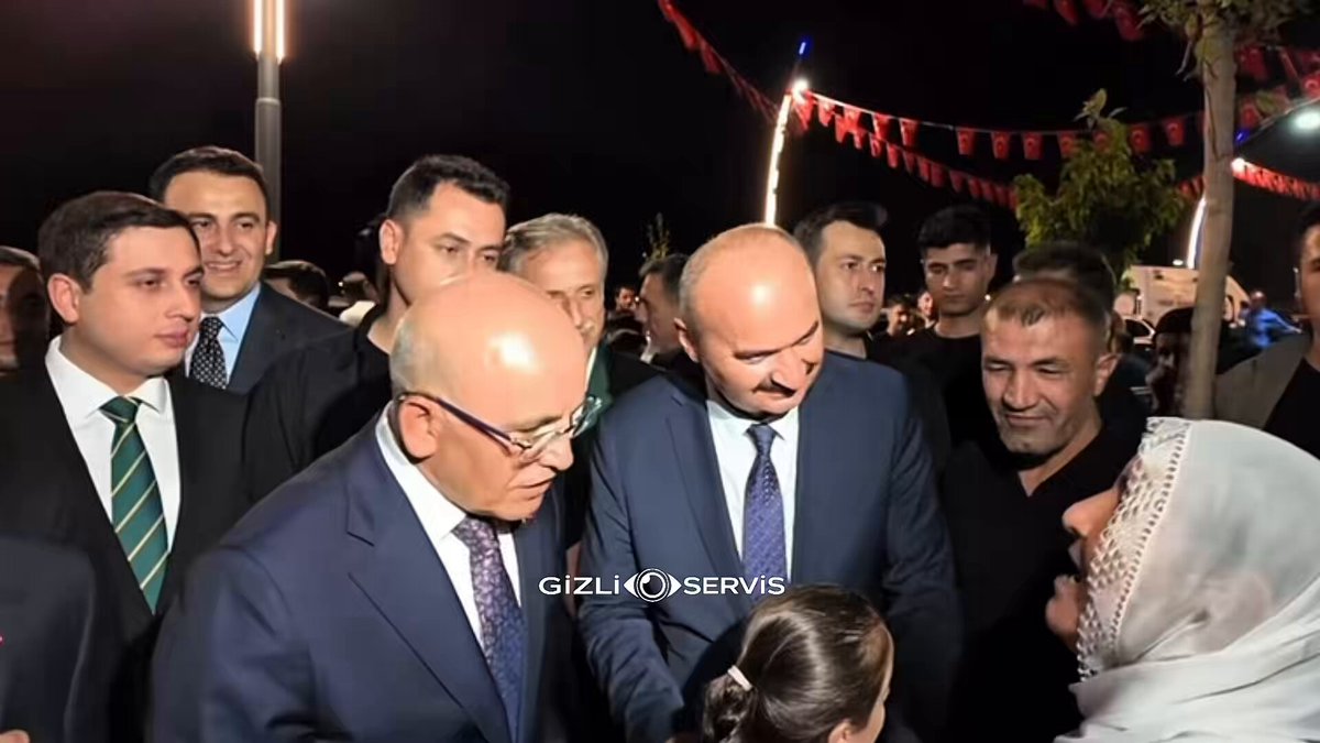 Memleketi Batman'ı ziyarete giden Mehmet Şimşek, çocuğuna iş isteyen vatandaşlara Kürtçe cevap verdi: "Oğlum çalışmıyor, iş bulması için yardım eder misiniz?" "Çalışmak isteyenlere iş çok. Çok fazla fabrika var."