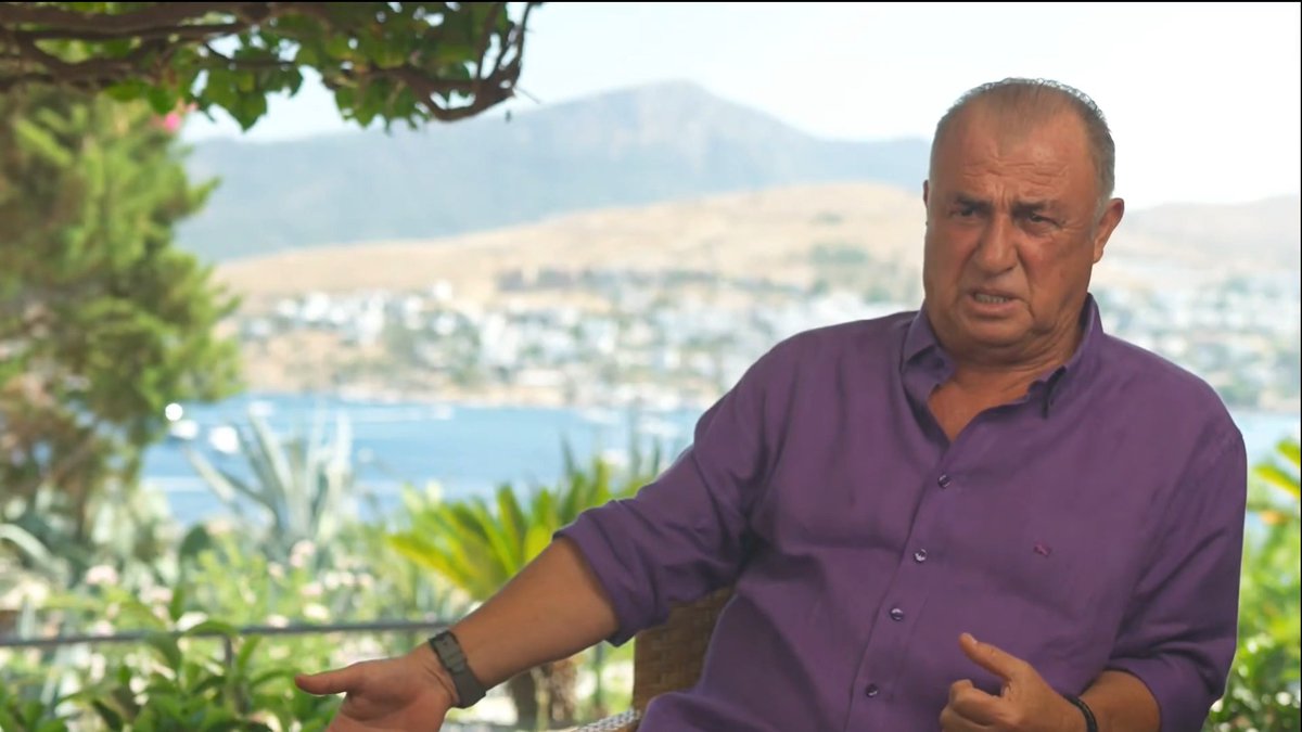 Fatih Terim: "Her şey herkesin hoşuna gitmeyebilir ama ben bunu şunların hoşuna gitsin diye yapmıyorum. Neyi hak ediyorsa o ortam, onu söylerim. Ben ayrıca da varlığımı makamımdan almam, bazılarının varlığı makamındadır!"