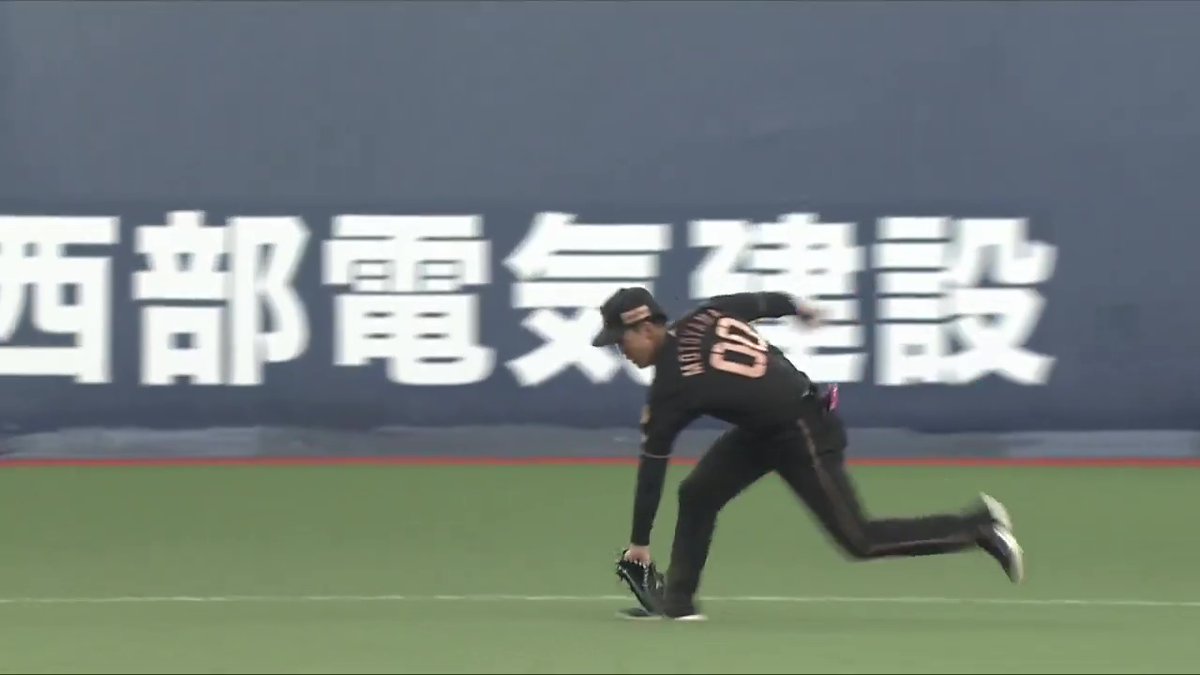 2回表、元山選手が三遊間へのゴロに追いつき1塁へ素早くジャンピングスロー!ナイスプレーで場内を沸かす!