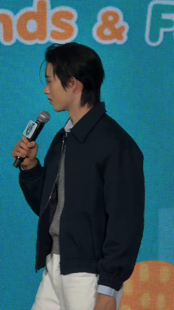 ความรักของแม่อะ คุณลักกี้แฟนชื่อเพื่อน : เป็นเพื่อนอย่างเดียวเลยหรอ เป็นแฟนได้มั้ย 👩🏻: เป็นแม่ค่ะ 🦈: ปกติแม่ผมอยากเป็นแฟนเยอะนะ : ลองเปลี่ยนเป็นแฟนดีมั้ยคะ 👩🏻: ไม่เป็นไร ตราย55555555555555 FUR FRIENDS X EST AND PB #โตมากับวิฟxEst #est_rvp