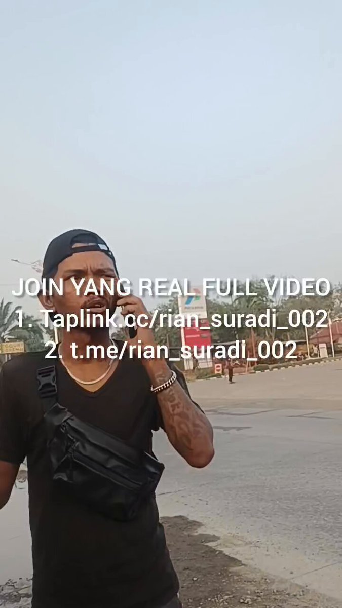 Moduxsin,Abang supir LG depan pom. Abis nyari makan supir ni LG sibuk telf.Gpp lah ya Wak, biar model nya ky preman tapi Abang supir ini pentungan nya gede bgt. Biasa Rian awal nya nawarin pijit eh mau jg ternyata. J0lN : 1. 2.